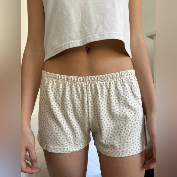 Brandy Melville emery floral sweatshorts - Picture 2 of 3